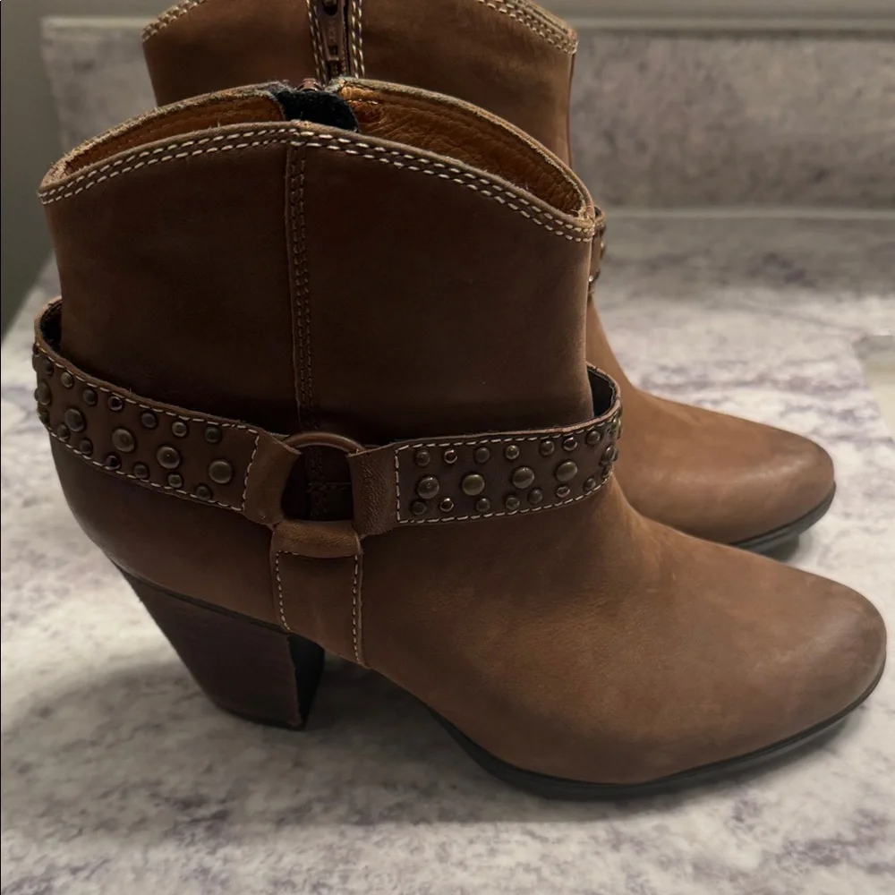Sofft Women's Brown Studded Leather Ankle Boots size 7